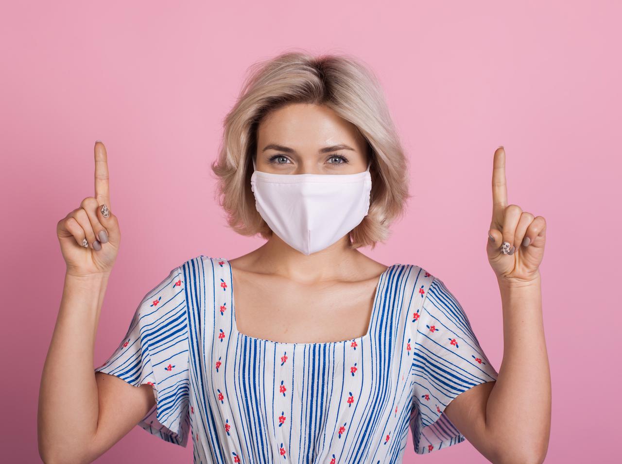 マスクをしたまま飲み物を飲む方法、オーストラリアのTikTok動画が話題