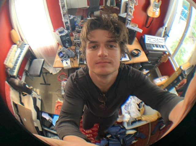 『ストレンジャー・シングス』スティーブ役、コロナで「あの日本音楽」を聴きまくっている