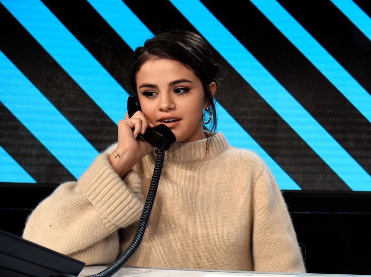 セレーナ・ゴメス、電話中に発した「ひと言」にファンが『もしや…!?』と大騒ぎ