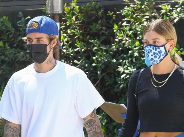 ジャスティン・ビーバー、カニエ・ウェストが手がけるYeezyの新作シューズを履いて妻とデート