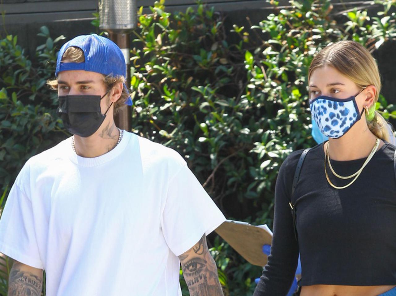 ジャスティン・ビーバー、カニエ・ウェストが手がけるYeezyの新作シューズを履いて妻とデート