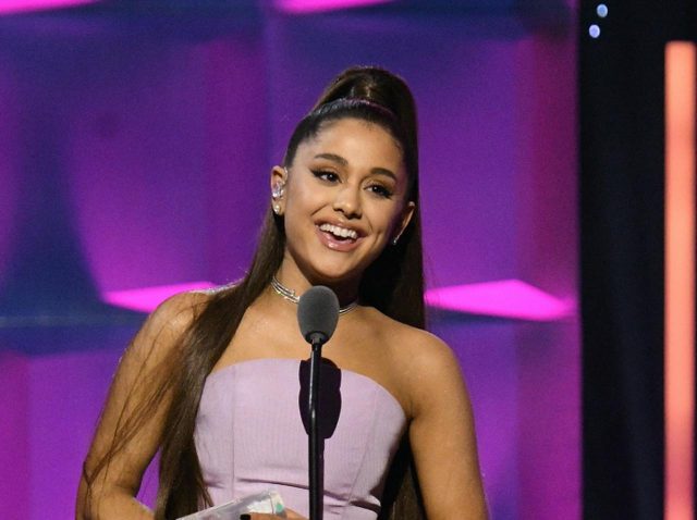 アリアナ・グランデ、恋人とのバカンスでお披露目した「お手頃水着」が即完売