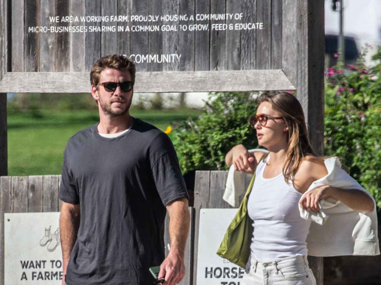 リアム・ヘムズワース、地元のレストランで恋人ガブリエラ・ブルックスとデート