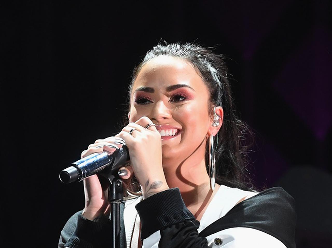 GLAADアワード、デミ・ロヴァートが「ありのままの自分に誇りをもって」