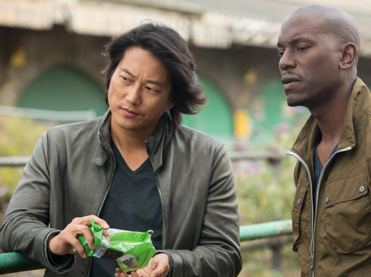 『ワイスピ』のハンはなぜいつも何かを食べている？その理由が判明