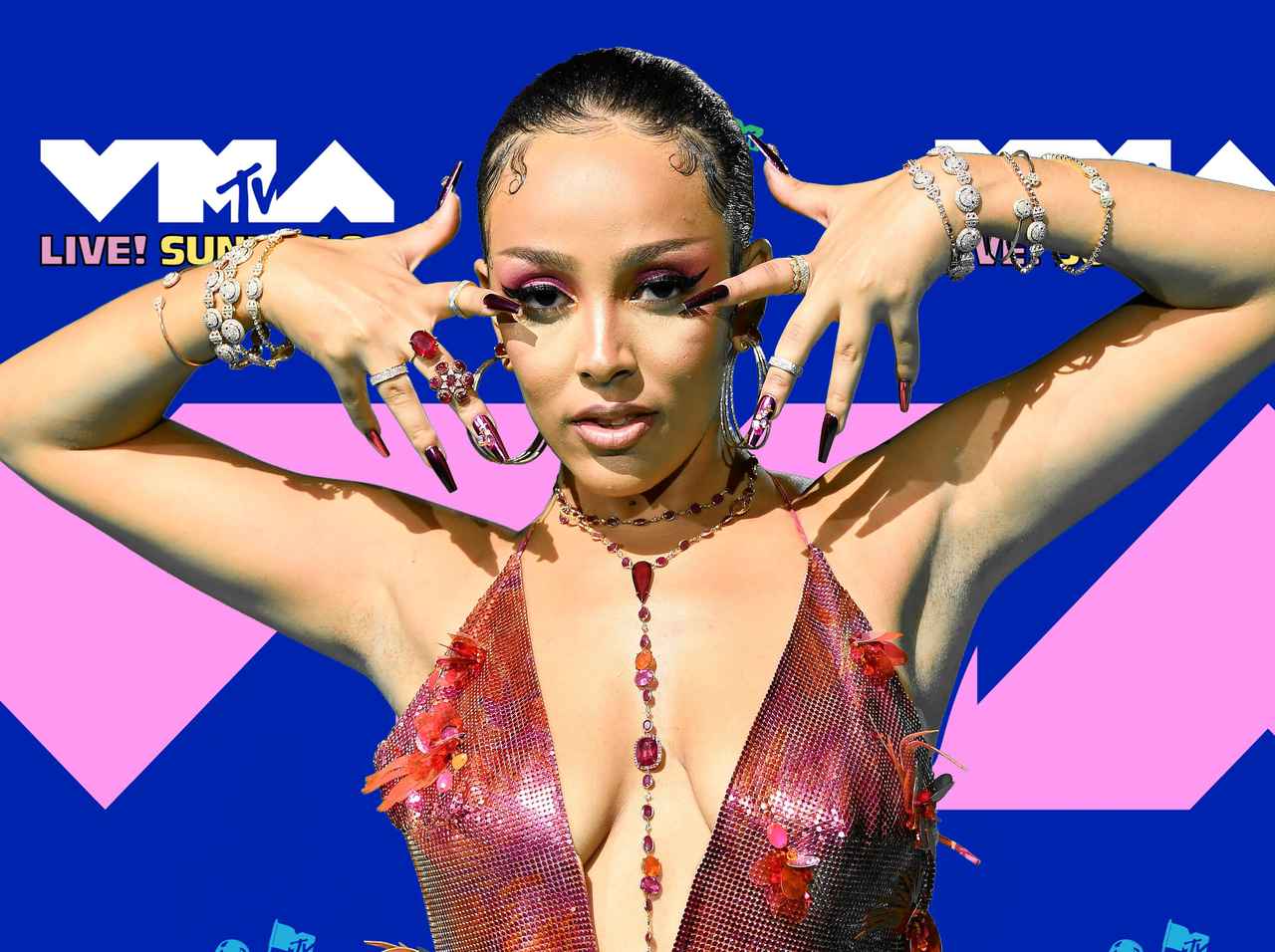 ドージャ・キャットがMTV VMAで今年の新人賞を受賞&「Say So」を含む2曲を披露【VMA2020】