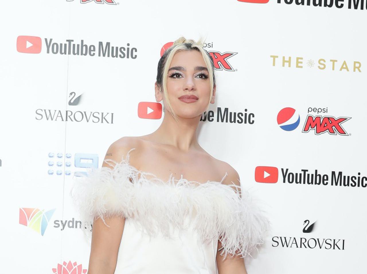 デュア・リパ、年配の人たちにインタビューして「誰?」と言われまくる