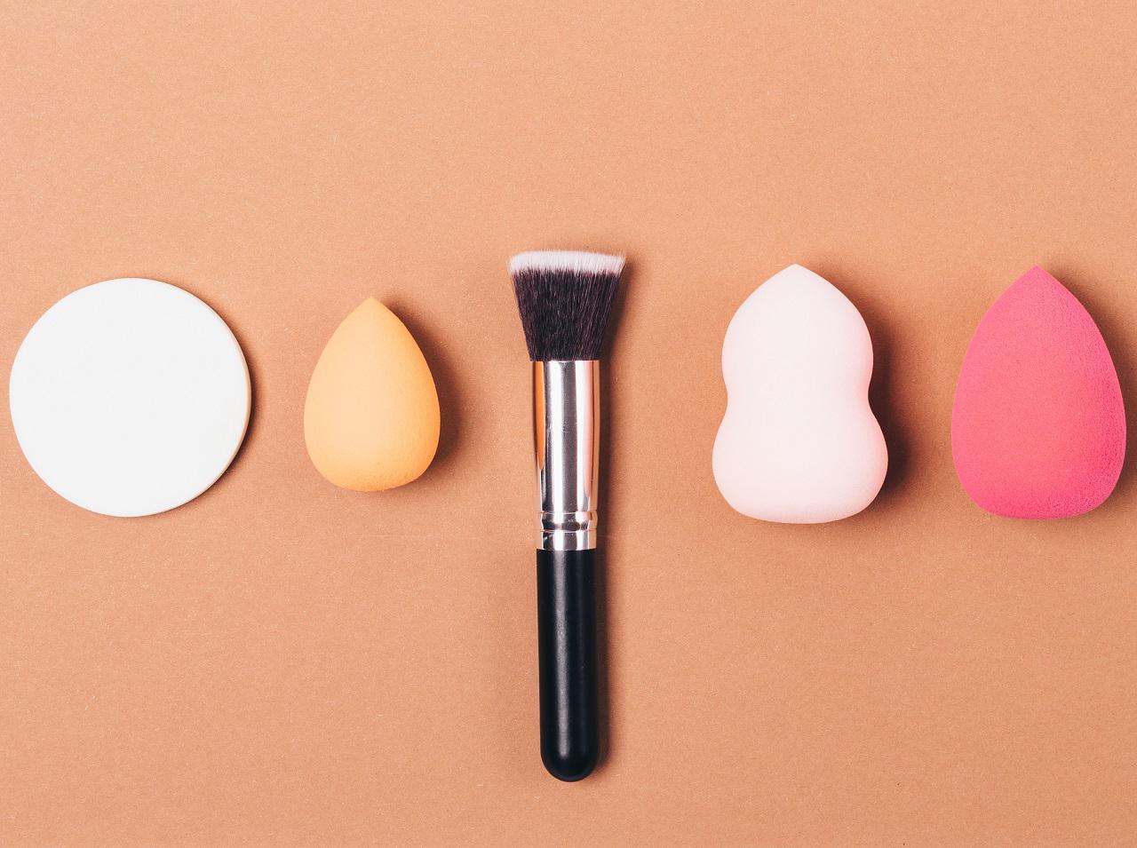 ファンデでシームレス肌に仕上げる万能ツール「スティプリングブラシ」とは?