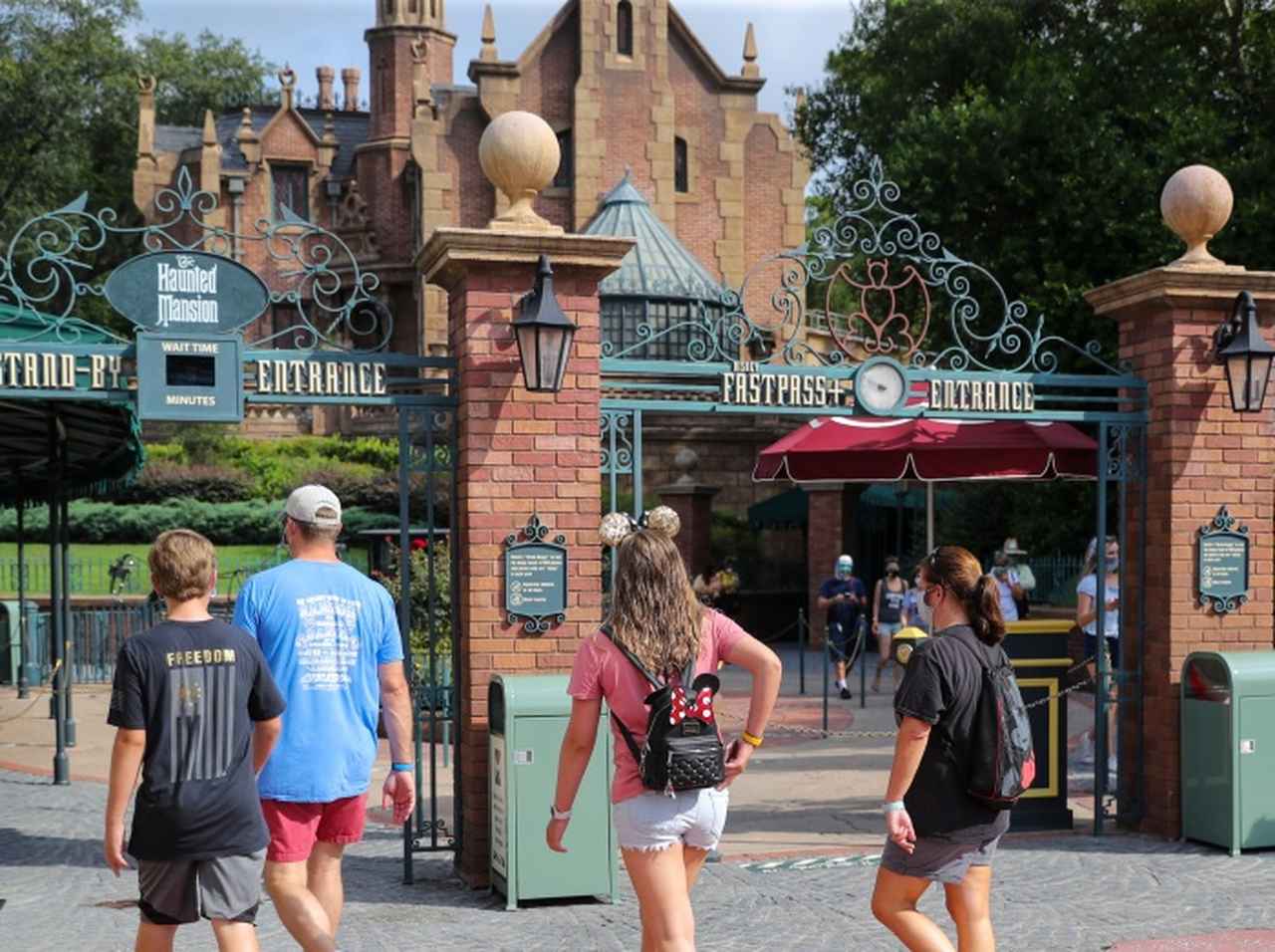 ディズニーランドの人気アトラクション「ホーンテッドマンション」を題材にした新作映画が制作