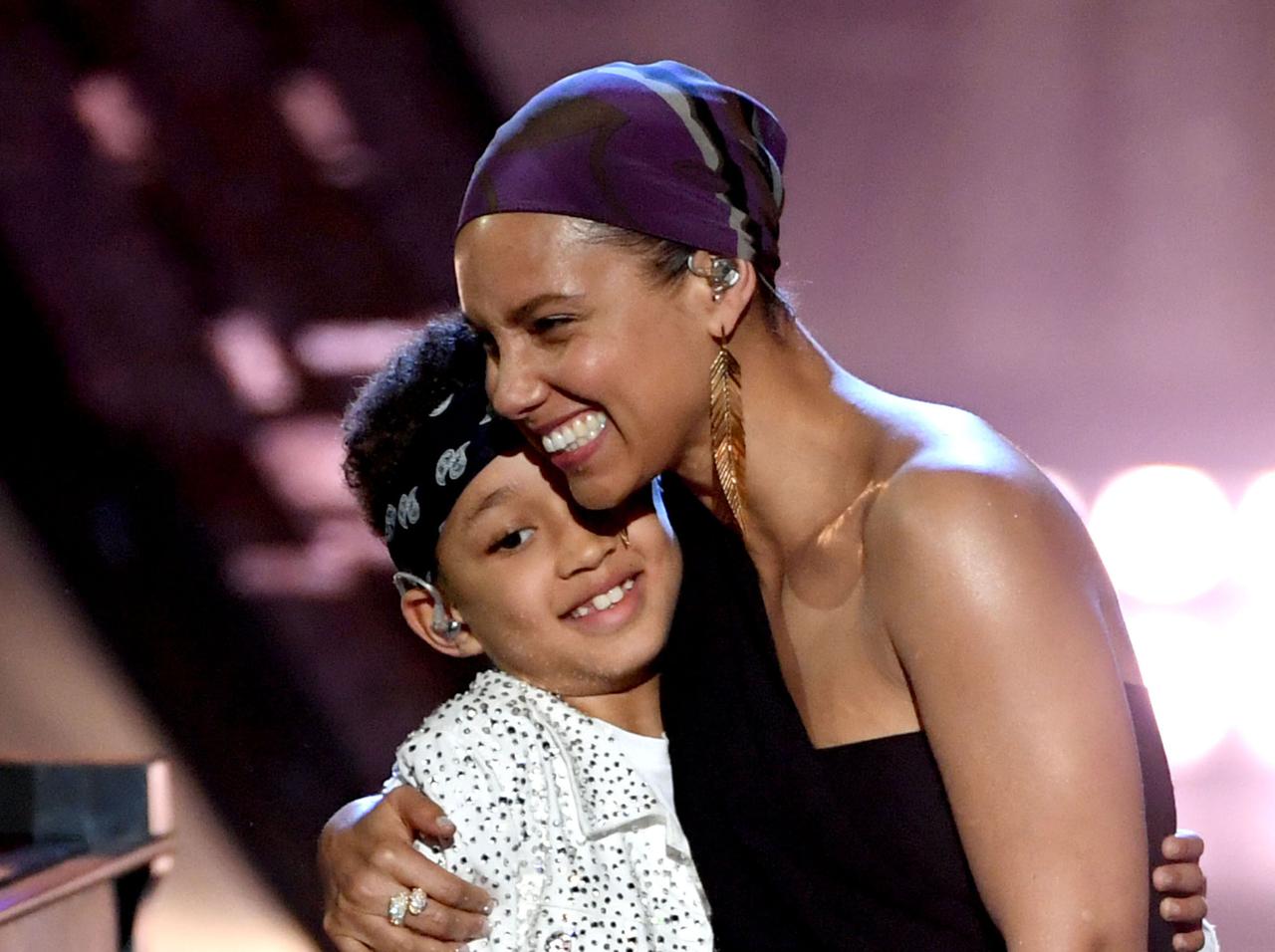 アリシア・キーズ、息子が警官を「良い人か悪い人か?」と考えなくてはいけない恐怖を語る