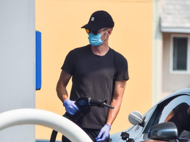 【あの人は今】『スター・ウォーズ』アナキン役、感染対策万全でガソリン補給