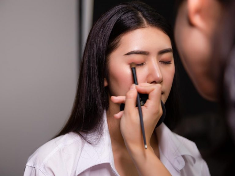 一重、奥二重の美しさを引き立てるアイメイクのコツ2つ