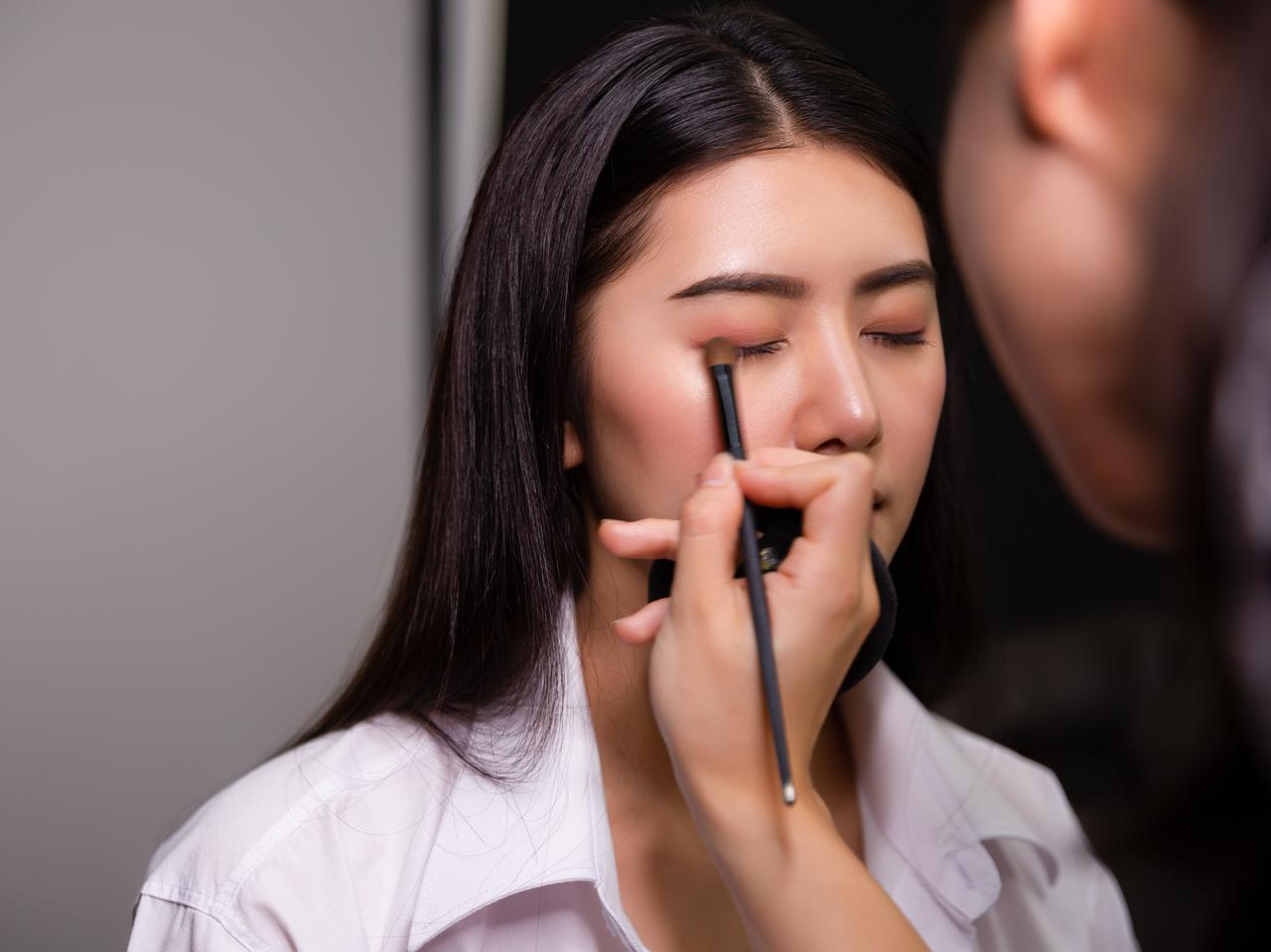 一重、奥二重の美しさを引き立てるアイメイクのコツ2つ