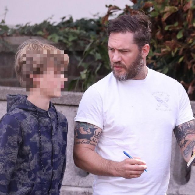 『マッドマックス』トム・ハーディ、歩きながら12歳息子に何かを熱心に教える【写真アリ】