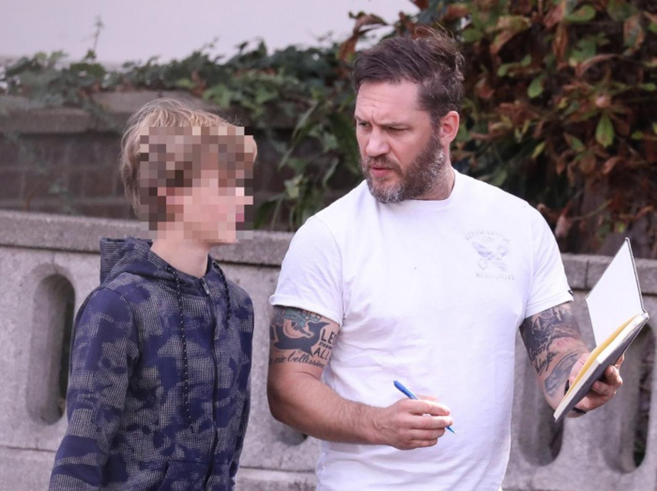 『マッドマックス』トム・ハーディ、歩きながら12歳息子に何かを熱心に教える【写真アリ】