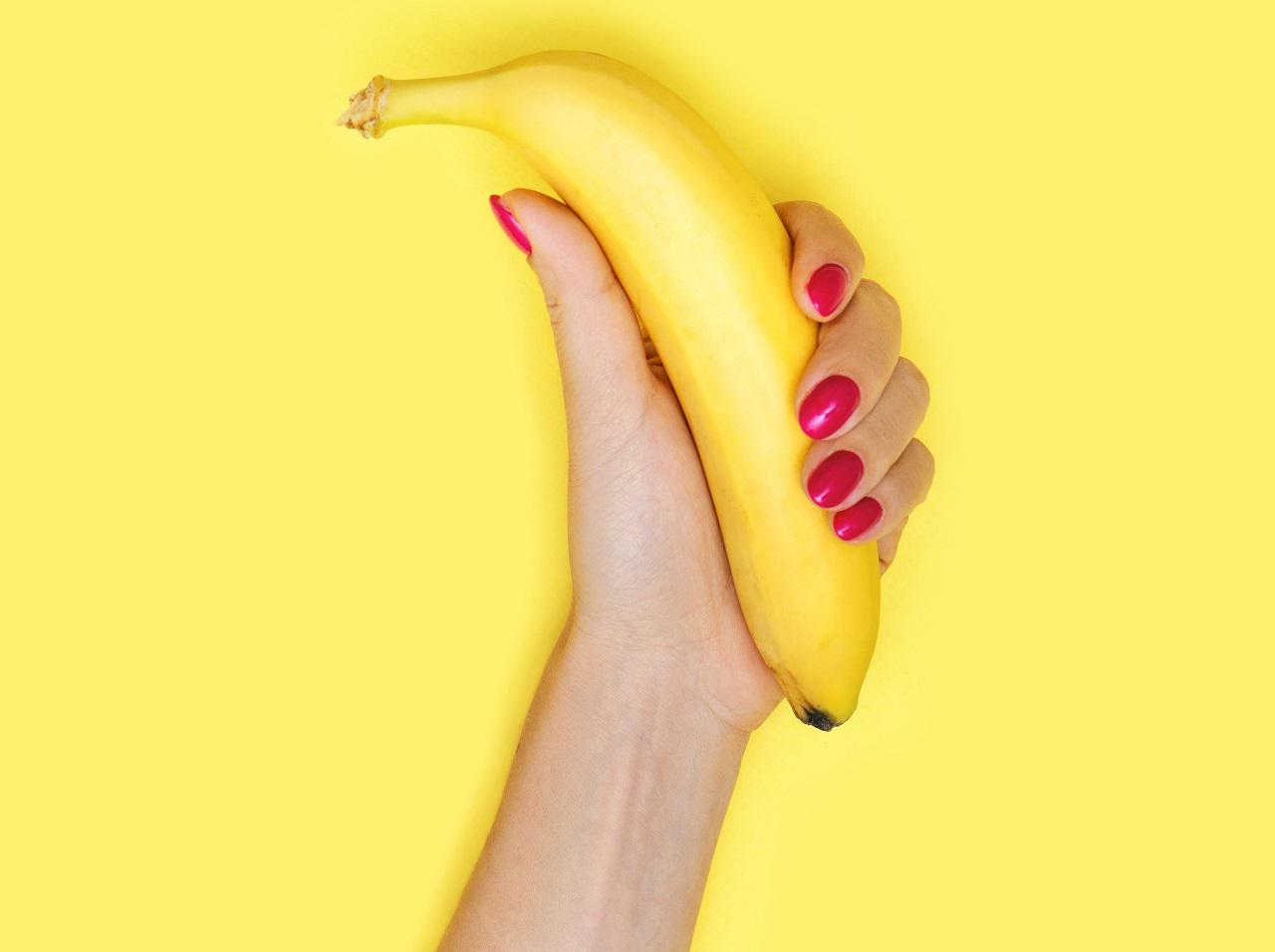 黄色のルースパウダー「バナナパウダー」がトレンド!プロも寵愛するその実力とは