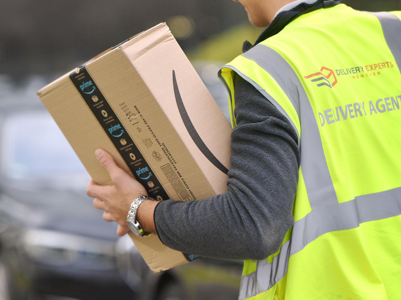 各国のAmazon、不在時“置き配”の「隠し方」が雑すぎてもはや笑ってしまう