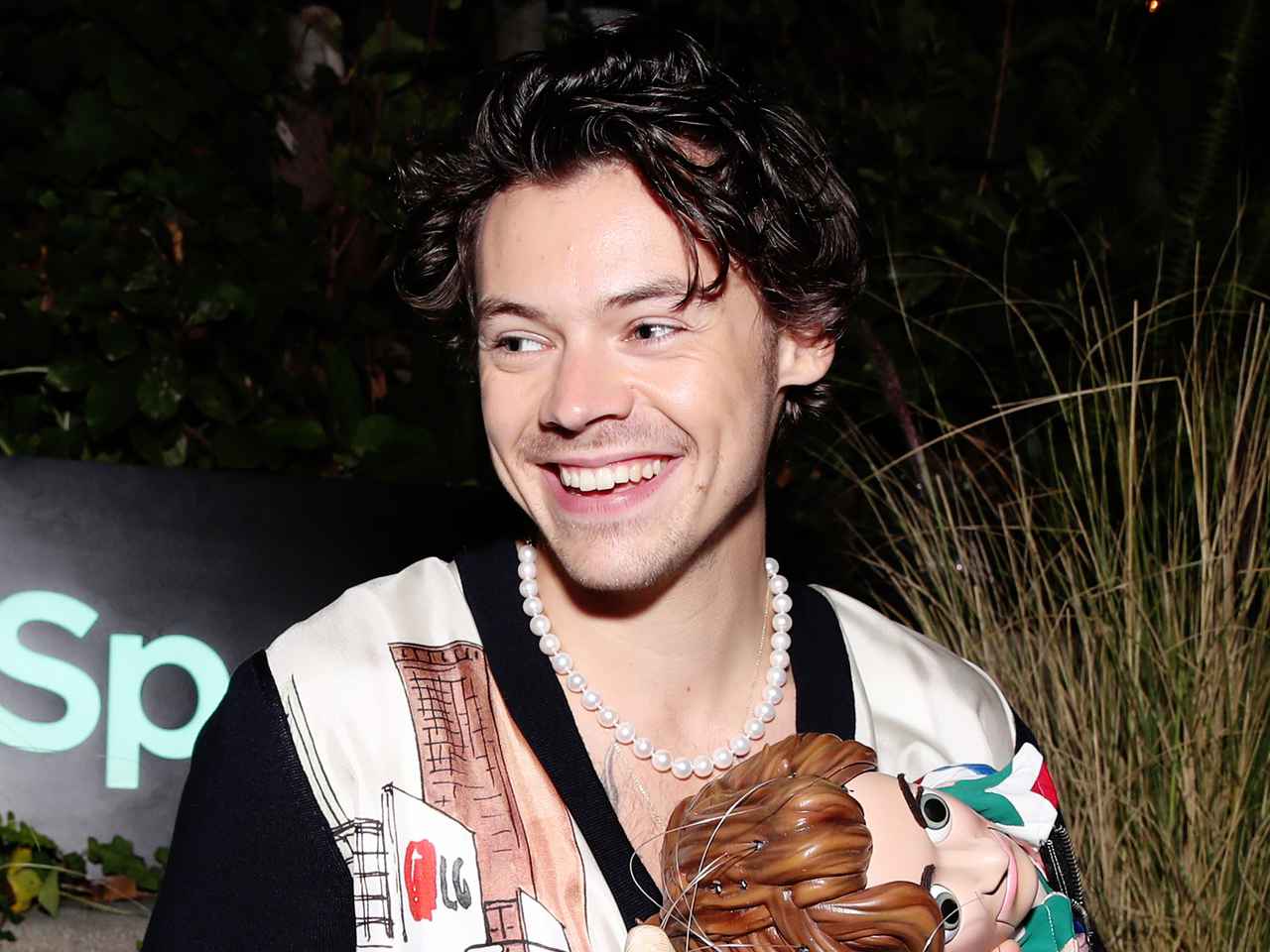 ハリー・スタイルズと「アイシャドウパレット」が奇跡的にマッチ!?比較した画像がバズる