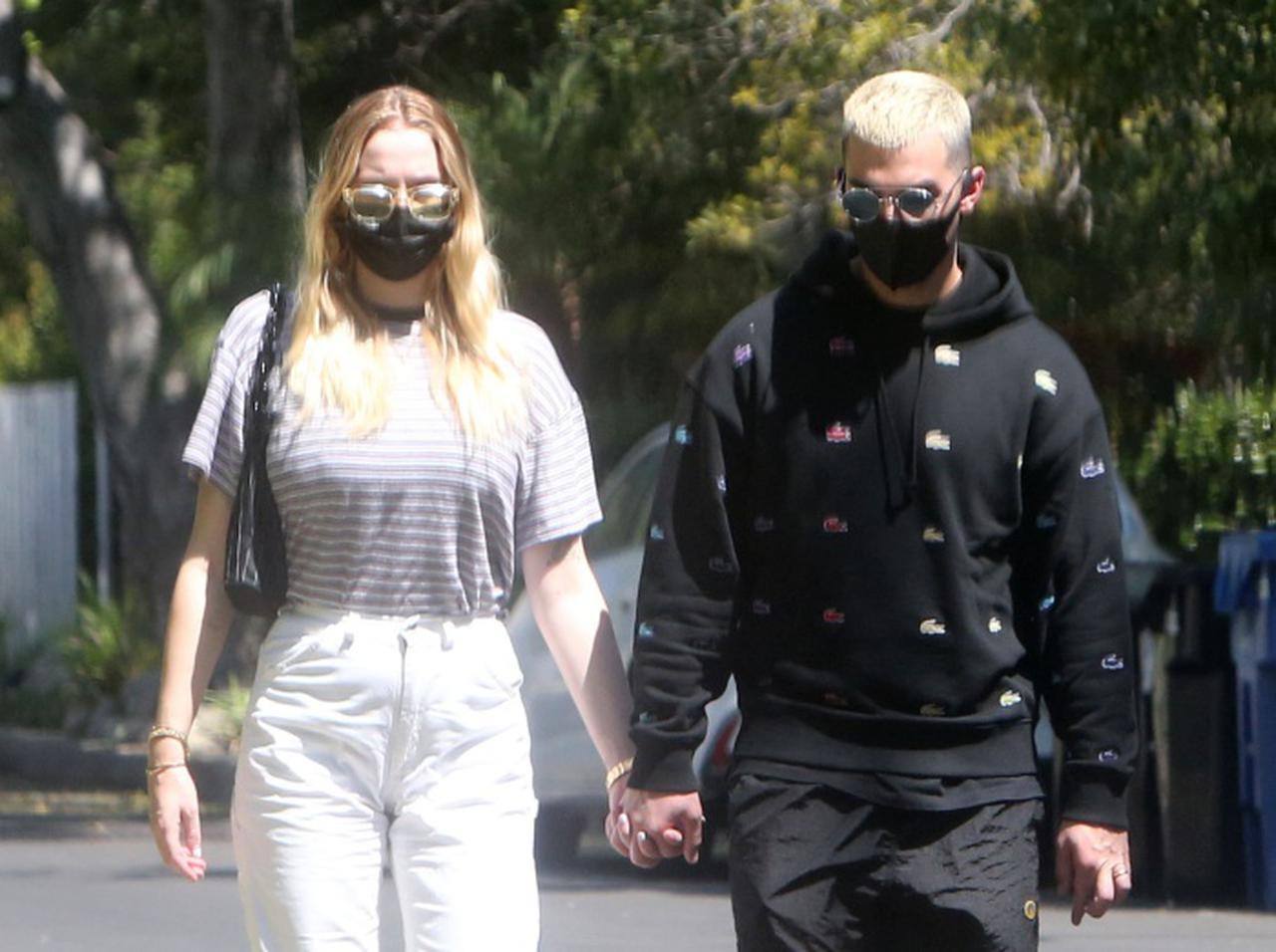 ジョー・ジョナス&ソフィー・ターナー夫妻、家の近所を手をつないで散歩