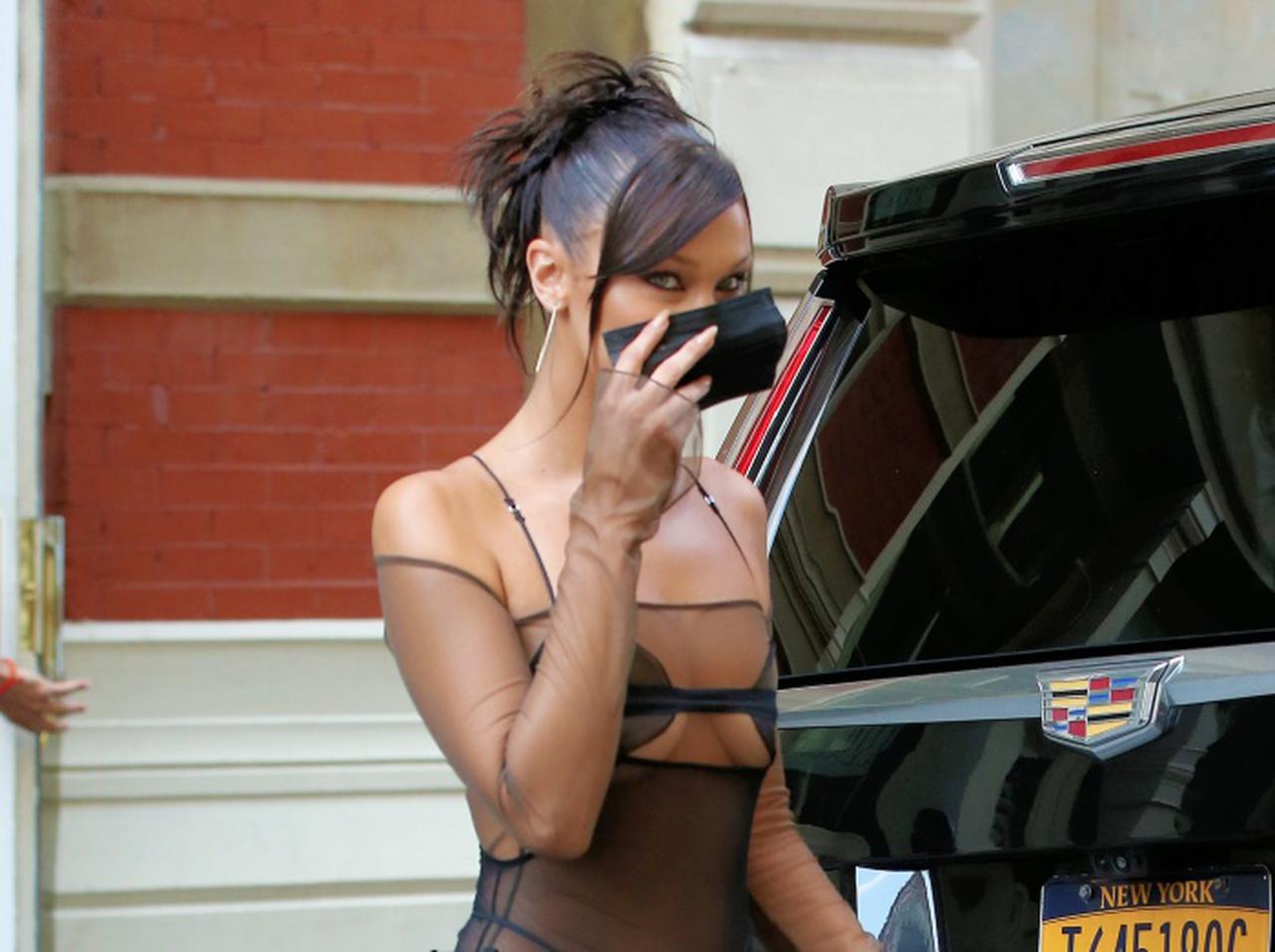 ベラ・ハディッド、「透けてる服」を着る時の『乳首の隠し方』が雑すぎる