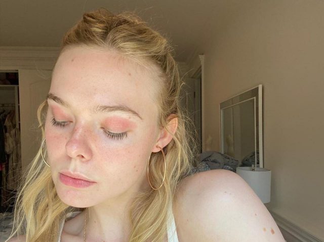 「湿疹をアイシャドウに」エル・ファニングのセルフィーに称賛が集まる