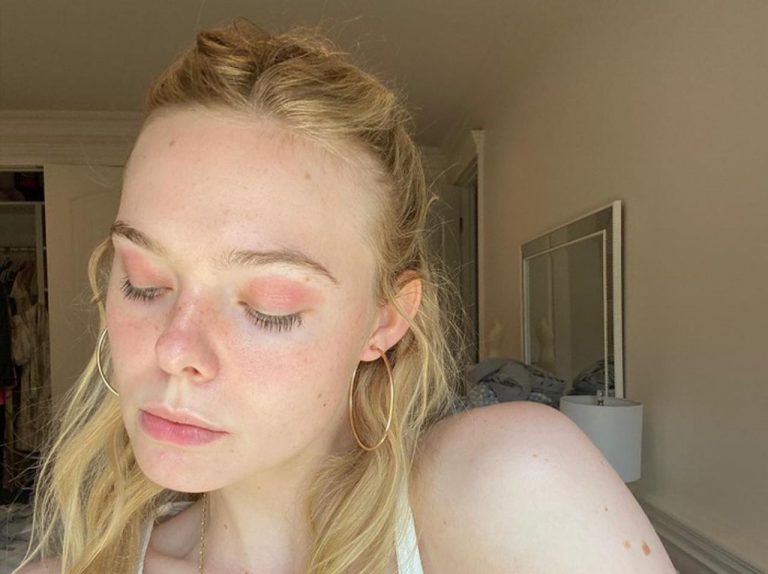 「湿疹をアイシャドウに」エル・ファニングのセルフィーに称賛が集まる
