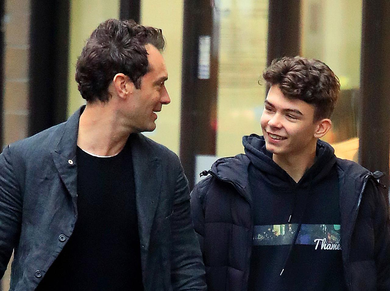 ジュード・ロウ、6人の子供の父親として「涙もろい」一面を明かす