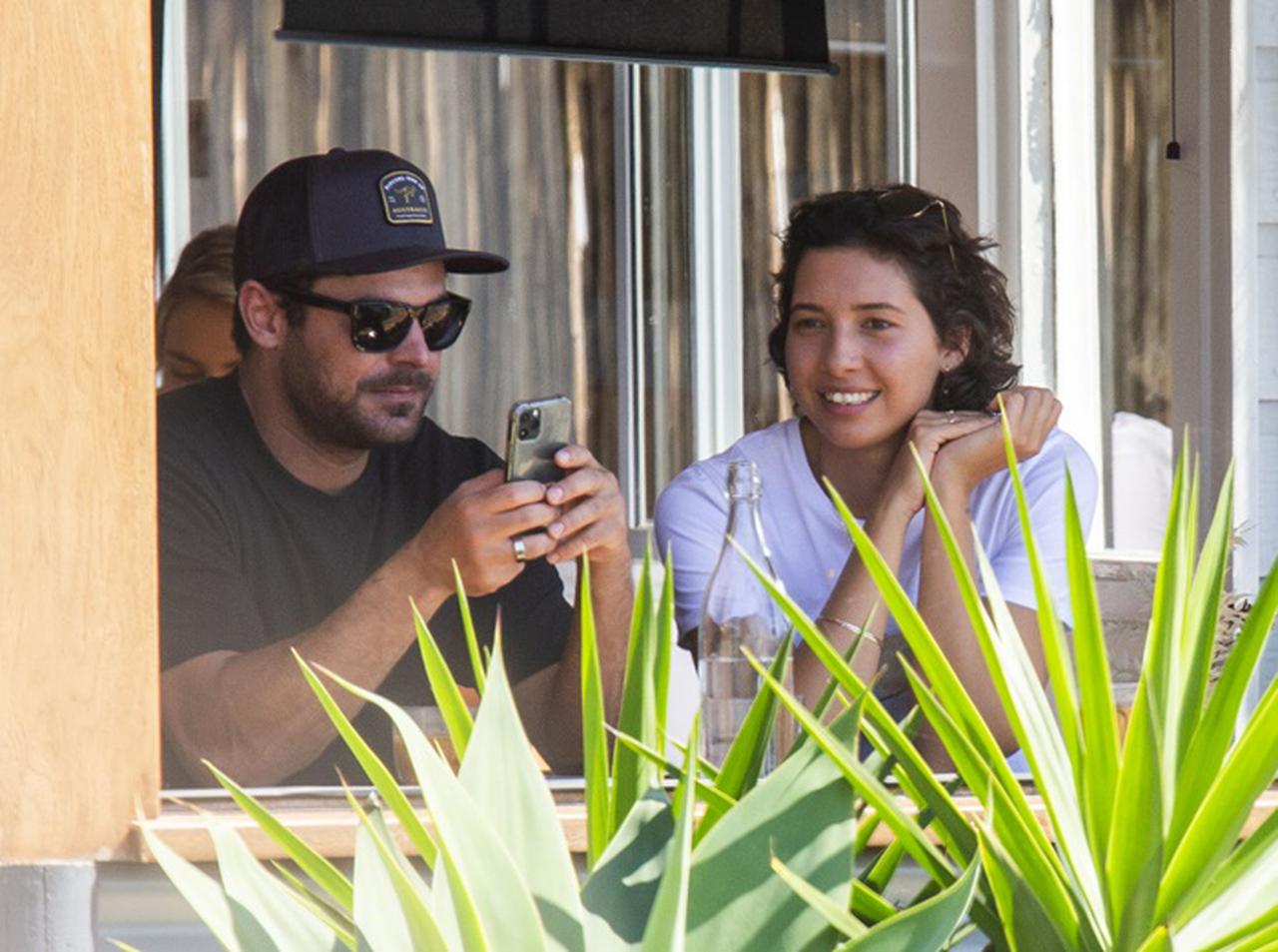 ザック・エフロン、カフェ店員の新恋人と引き合わせたのは女性の上司だった