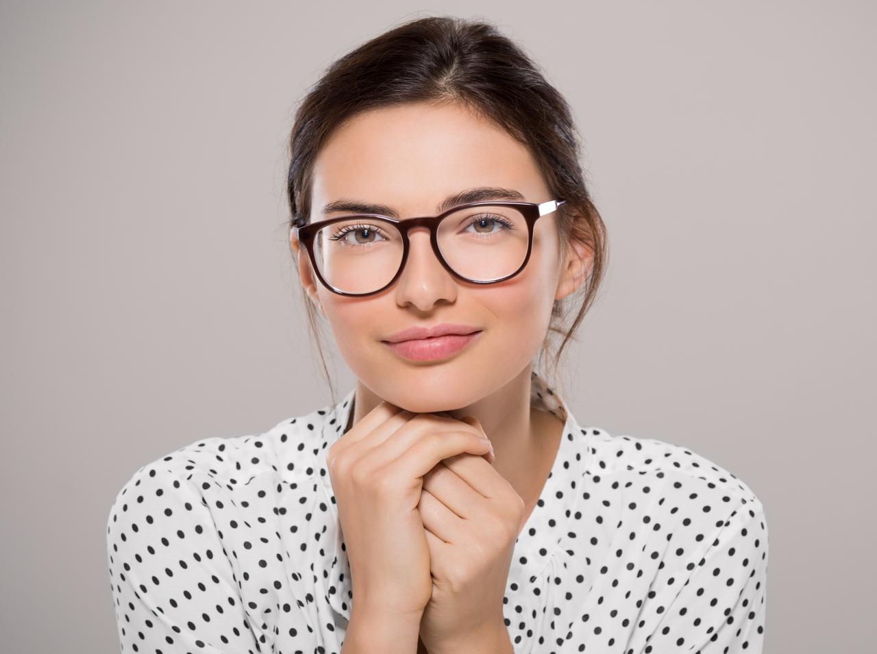 メガネに合う「眉毛メイク」は？プロが教えるベストな組み合わせ