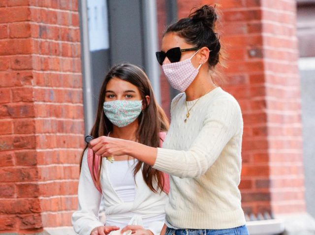 スリ・クルーズ、マスクをずらして「トム・クルーズに激似な素顔」を見せる