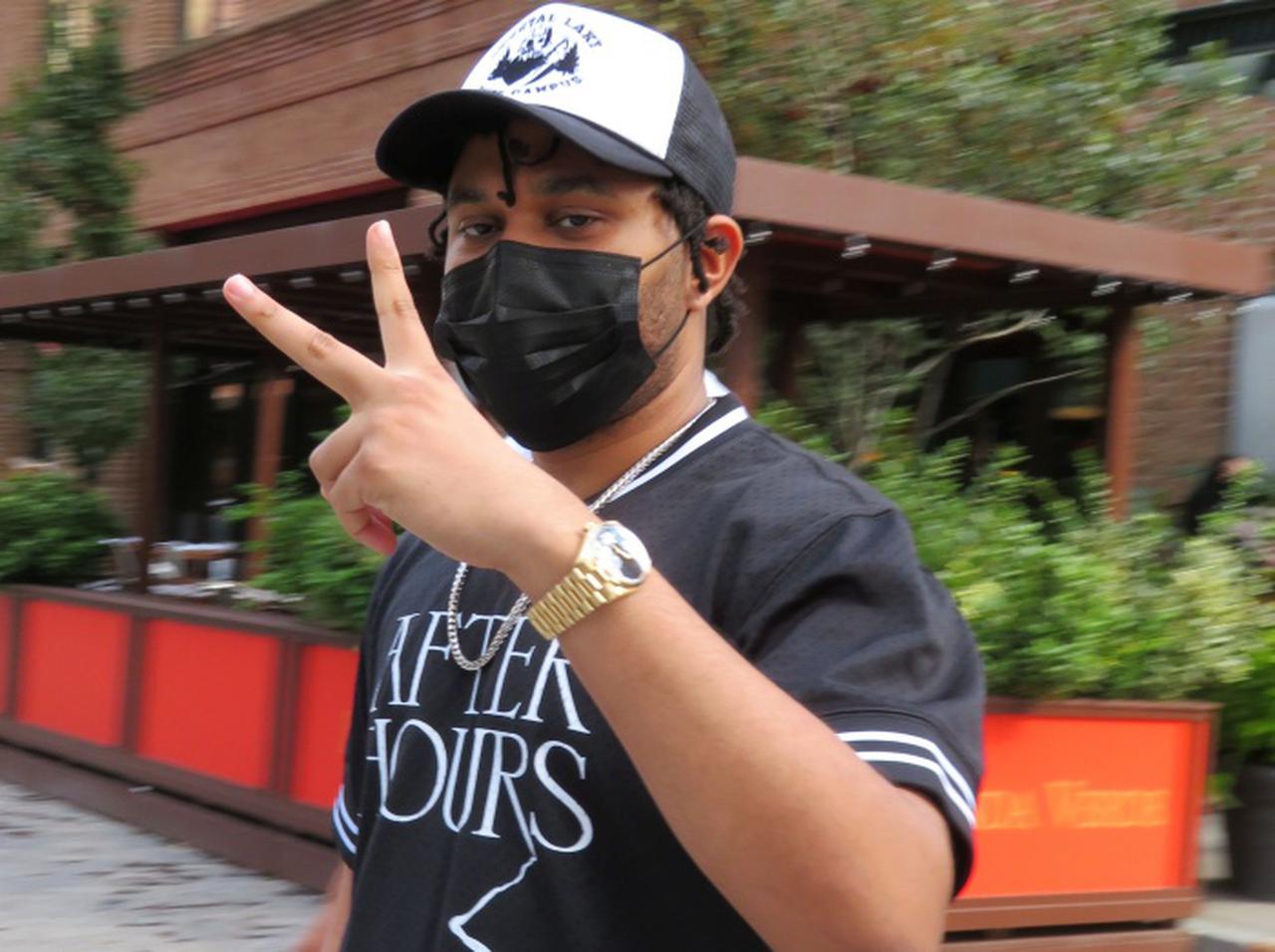 ザ・ウィークエンド、元恋人ベラ・ハディッドと再会後に「ぼっち」でたそがれる