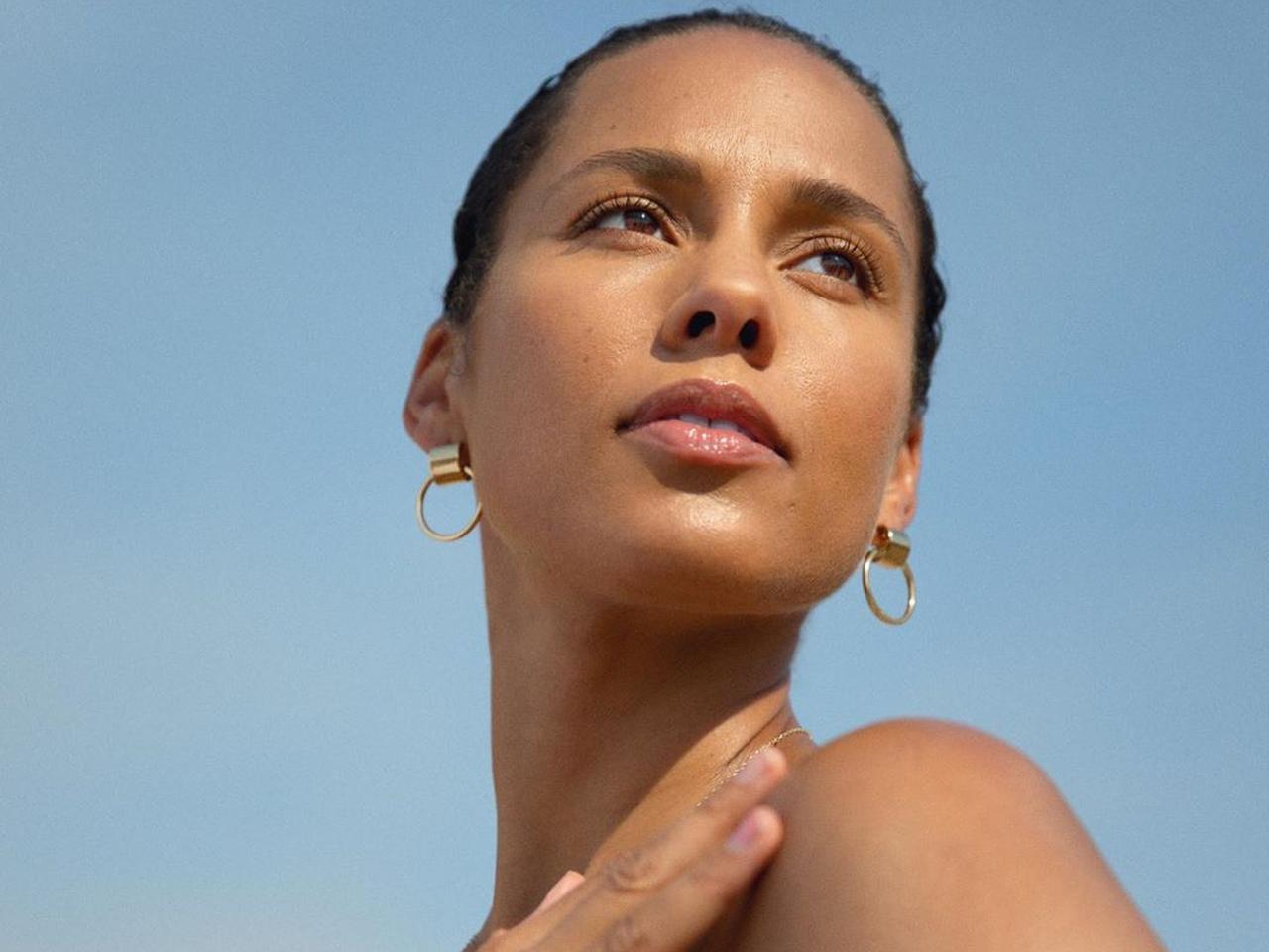 “すっぴん女王”のアリシア・キーズ、待望のスキンケアブランドの名前をついに公表