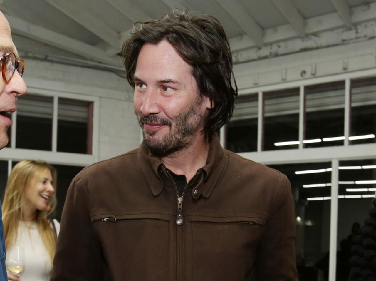 キアヌ・リーブス、自宅へ戻る途中の「哀愁ただよう背中」がたまらない【写真アリ】