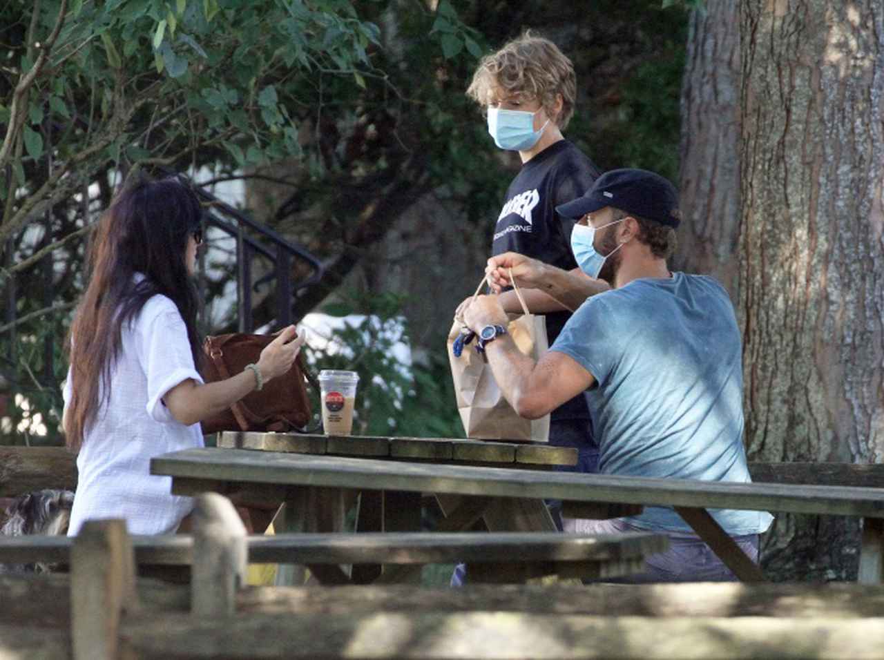 コールドプレイのクリス・マーティン、恋人とのデートに14歳のイケメン息子を同伴【写真アリ】