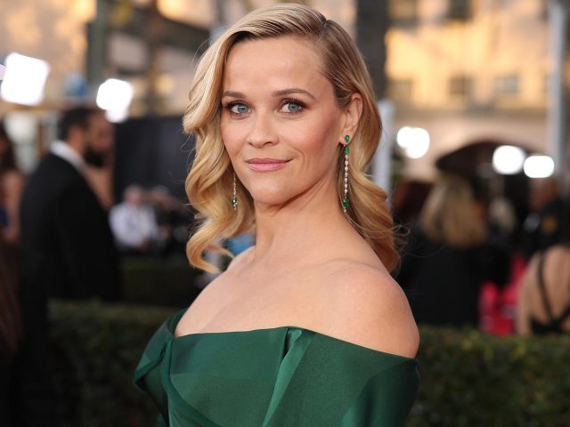 リース・ウィザースプーン、すベて15ドル以下のプチプラコスメでエミー賞に参加