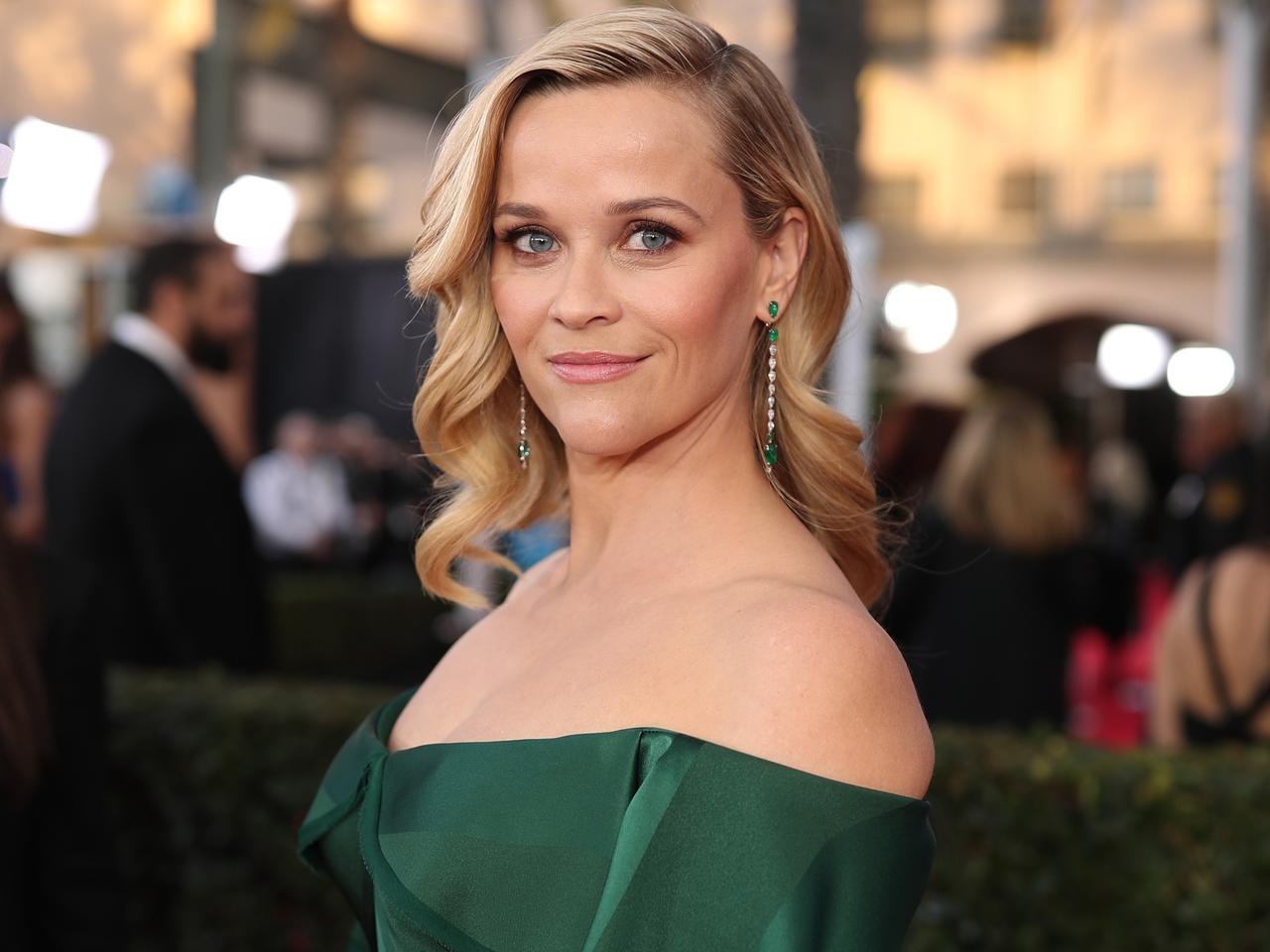 リース・ウィザースプーン、すベて15ドル以下のプチプラコスメでエミー賞に参加