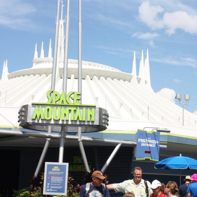 ディズニーランド、スペース・マウンテン走行中に予期せぬアクシデントが客を襲う