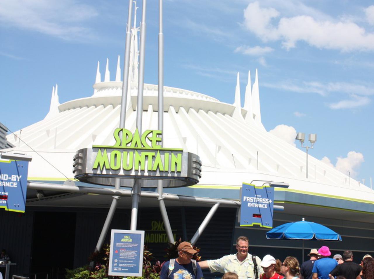 ディズニーランド、スペース・マウンテン走行中に予期せぬアクシデントが客を襲う