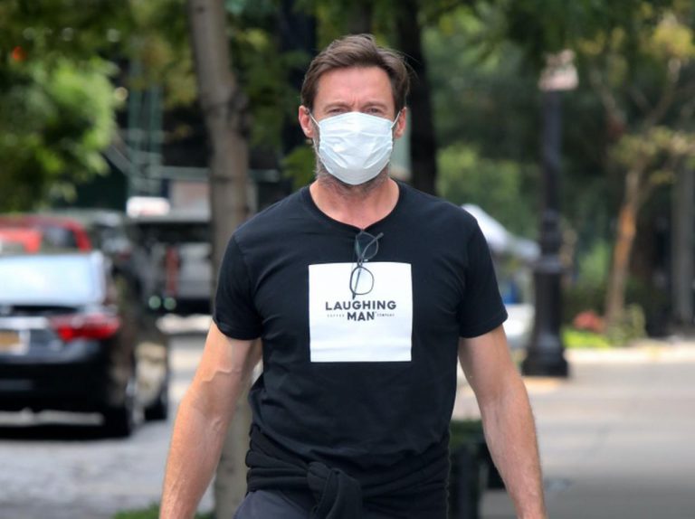 ヒュー・ジャックマンが散歩で宣伝!散歩中のTシャツに要注目