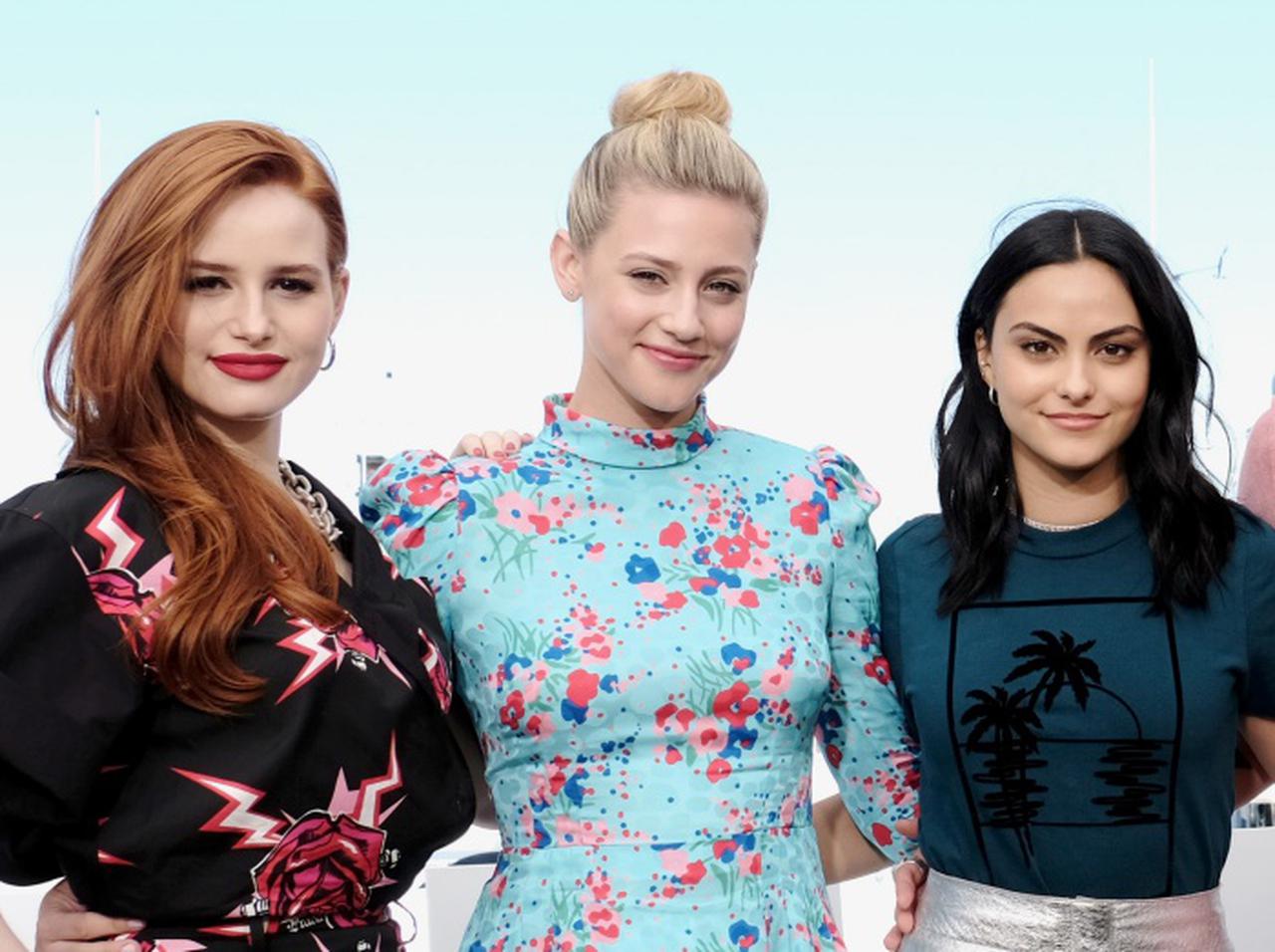 リリ・ラインハート、24歳の誕生日は『リバーデイル』三人娘で愛犬の散歩