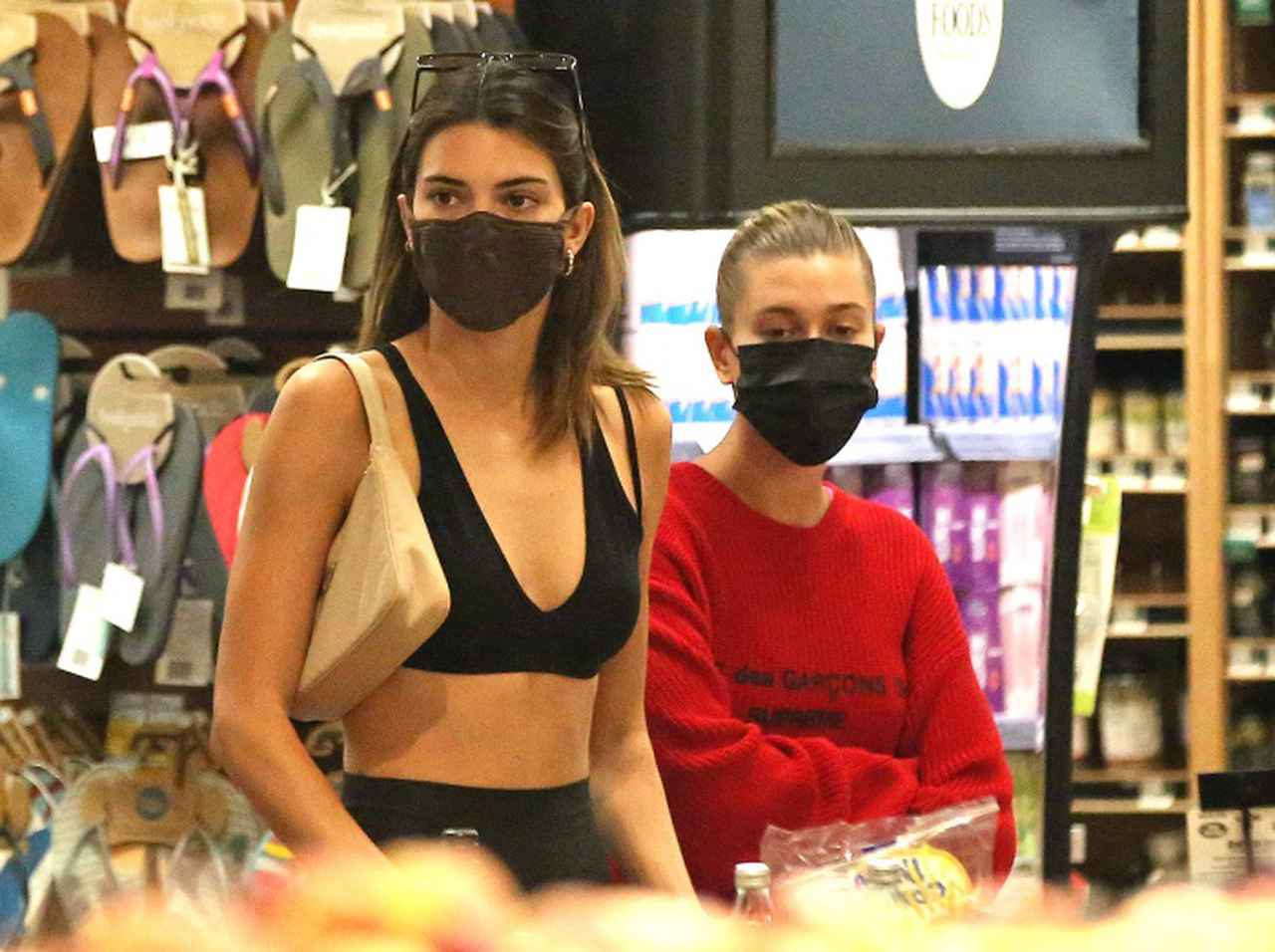 ヘイリー・ビーバー&ケンダル・ジェンナー、スーパーで買い物中も“モデルオーラ全開”【写真アリ】