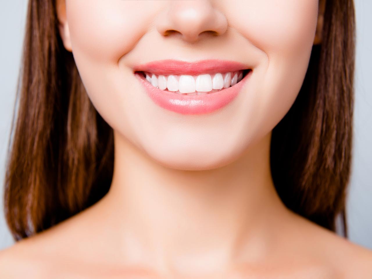 TikTokで流行中の「爪やすりで歯を整える」動画に歯科医が警鐘