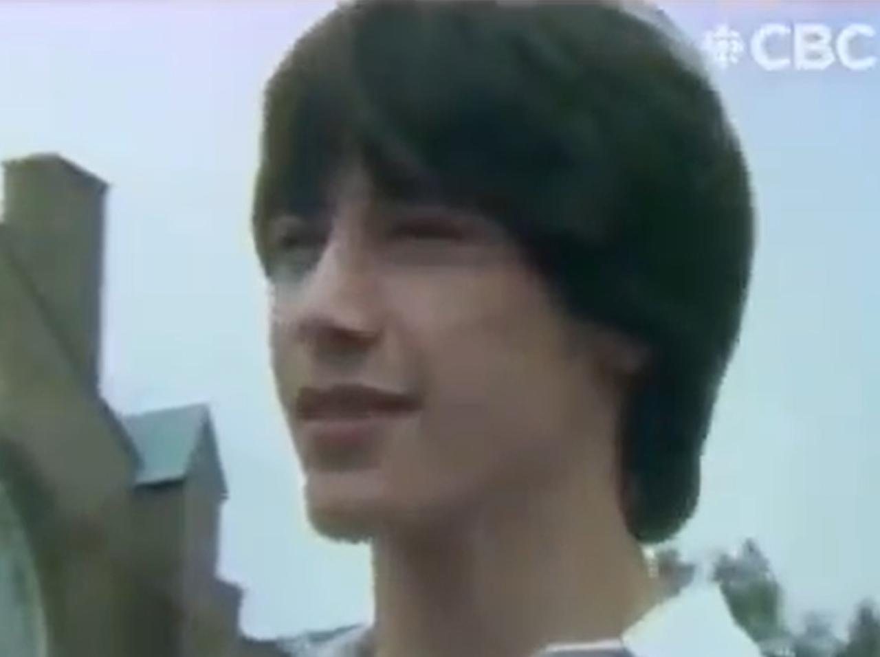 10代のキアヌ・リーブス!テディベア祭りをTVリポートする映像が40年越しにバズる