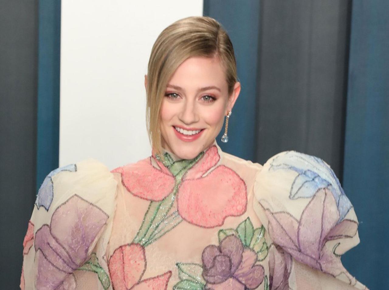 リリ・ラインハート、自身初の詩集『Swimming Lesson』で不安症や失恋について触れる