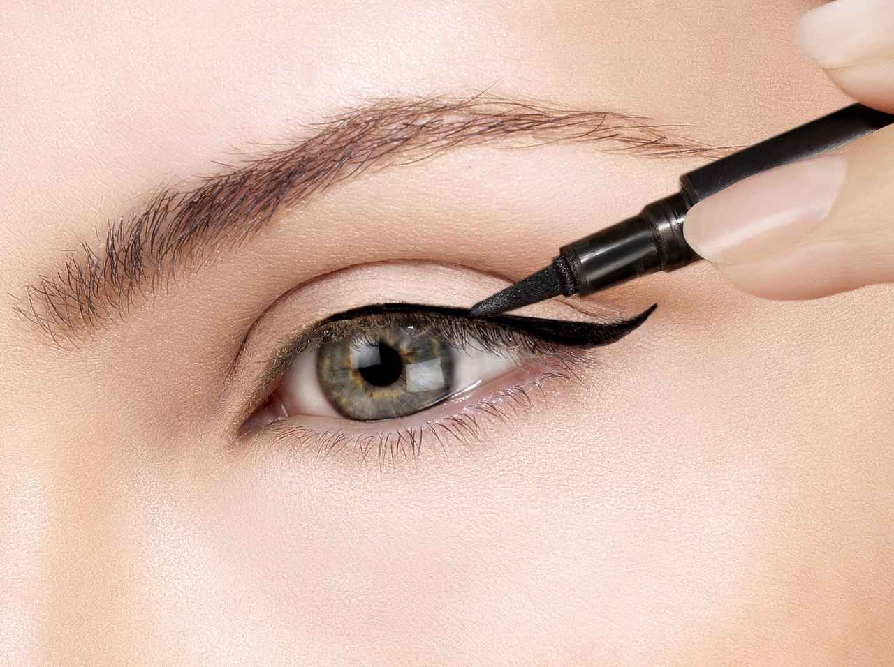 目尻の「アイライン」で失敗しない!プロが教えるその引き方とは?