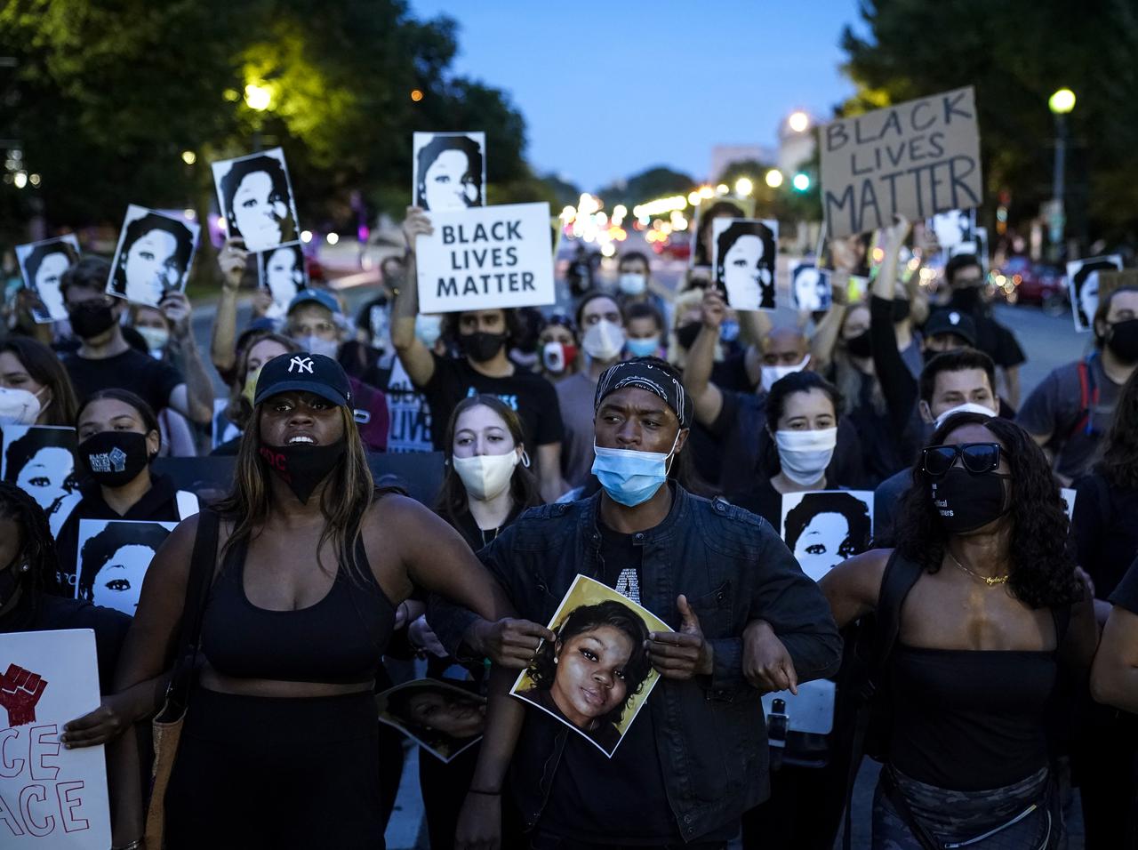 無実の黒人女性を射殺した警官、1人起訴も理由は「隣人を危険にさらした」から