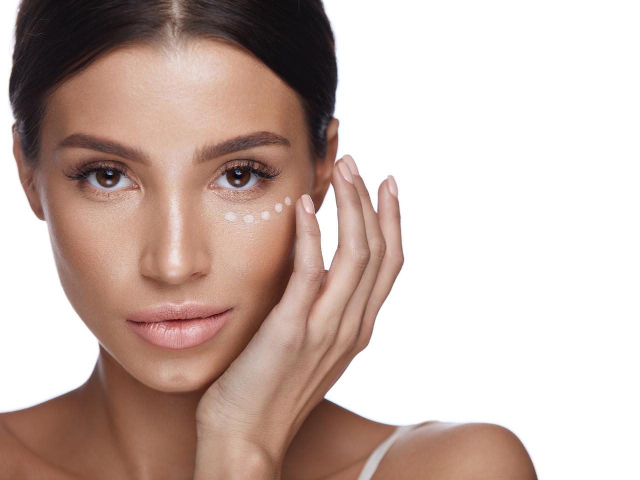 逆にクマを悪目立ちさせる!目元コンシーラーのNG4つ