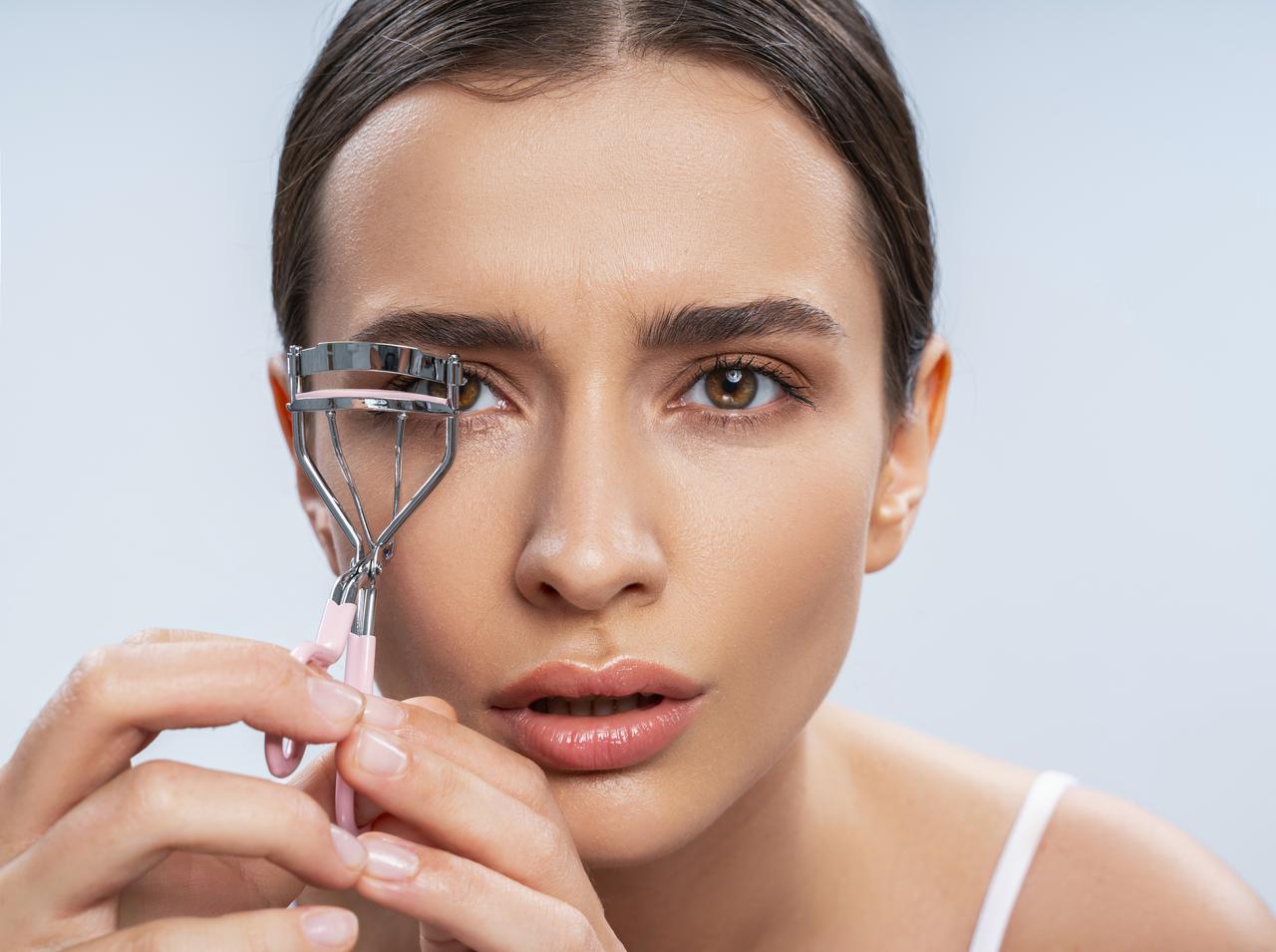 まつげのカールが不自然になる「ビューラー」の間違った使い方とは?