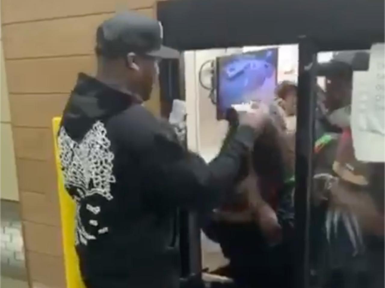 これぞセレブ！50セントがバーガーキングでチップ「330万円」を手渡し