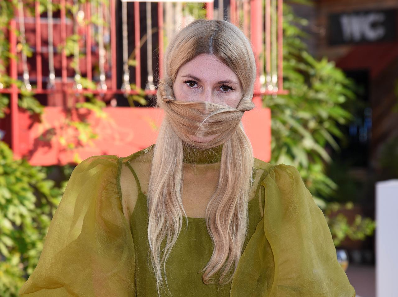 ドイツの映画監督の「髪マスク」姿…、ファッショナブル?ある意味エコ?